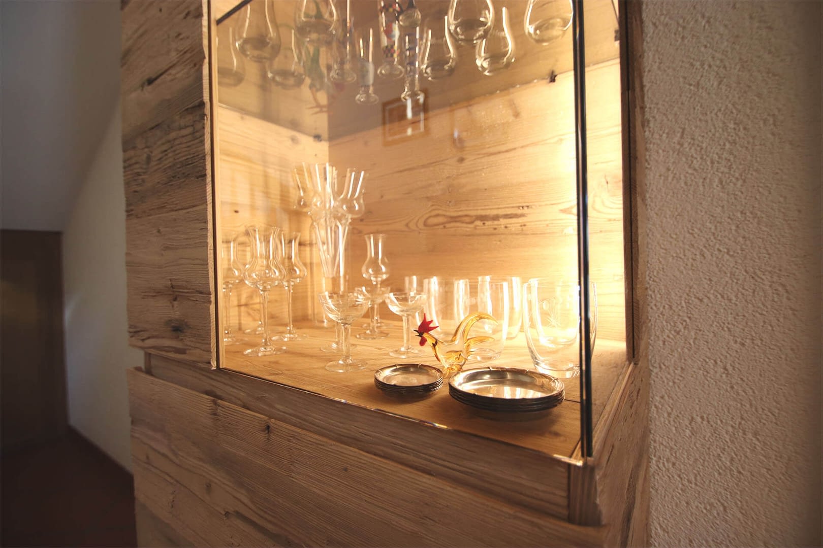 moebelmeier-tischlerei-kurt-meier-feldkirch-vorarlberg-vitrine-moebelbeleuchtung-handwerk-qualitaet-design