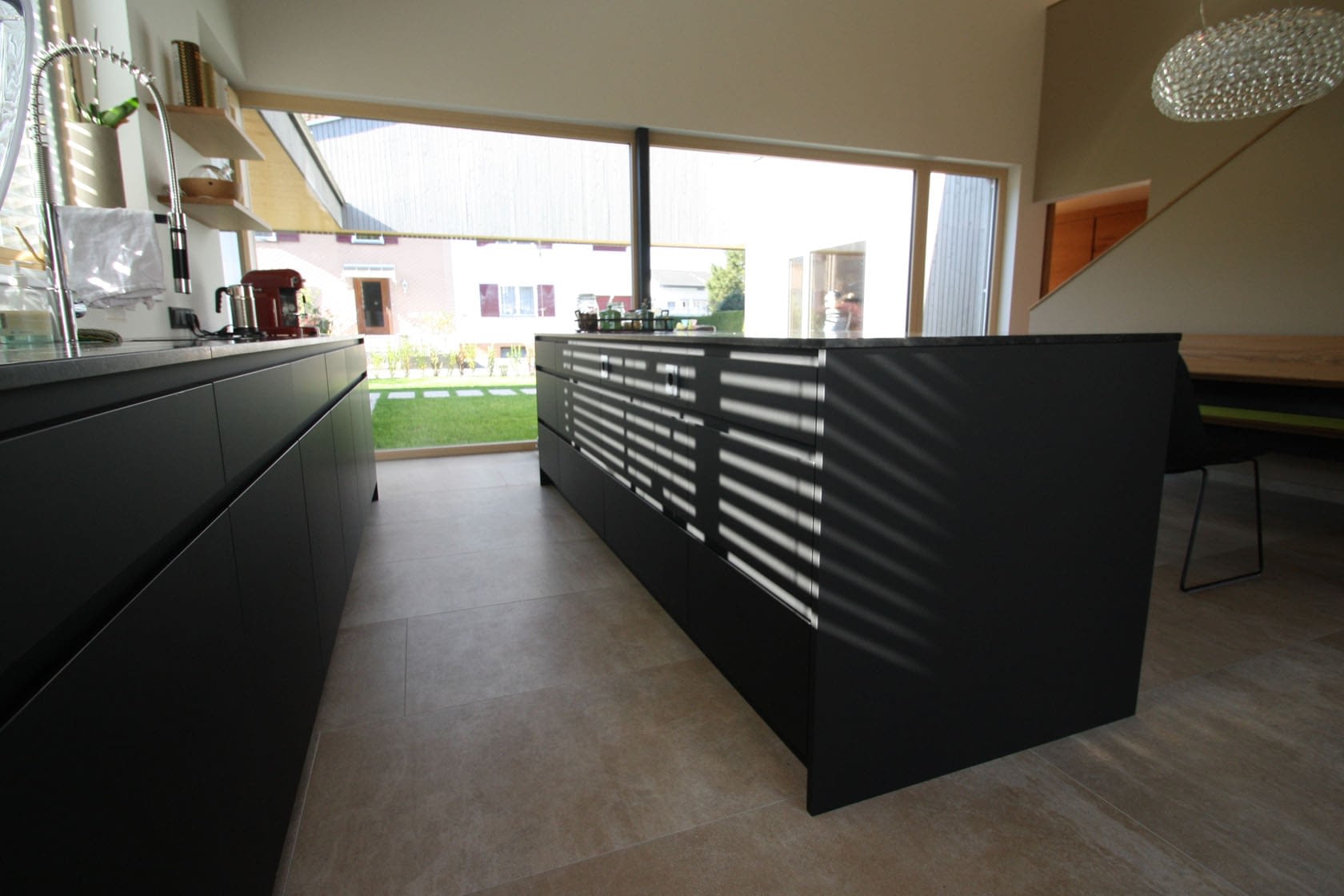 grifflose Küche schwarz matt mit Granitarbeitsplatte