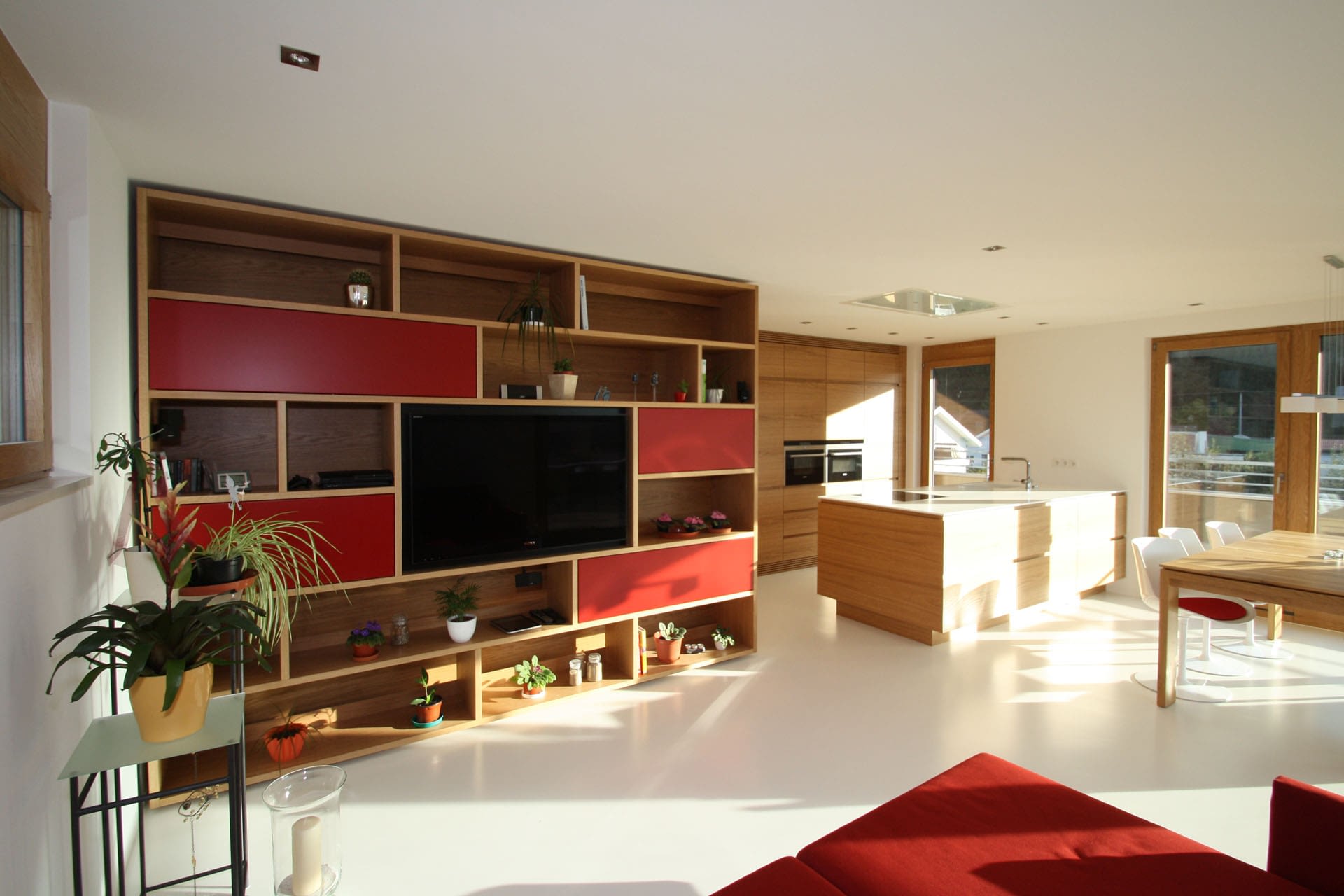 Blick auf Wohnraum und Küche unseres Penthouse-Projekts