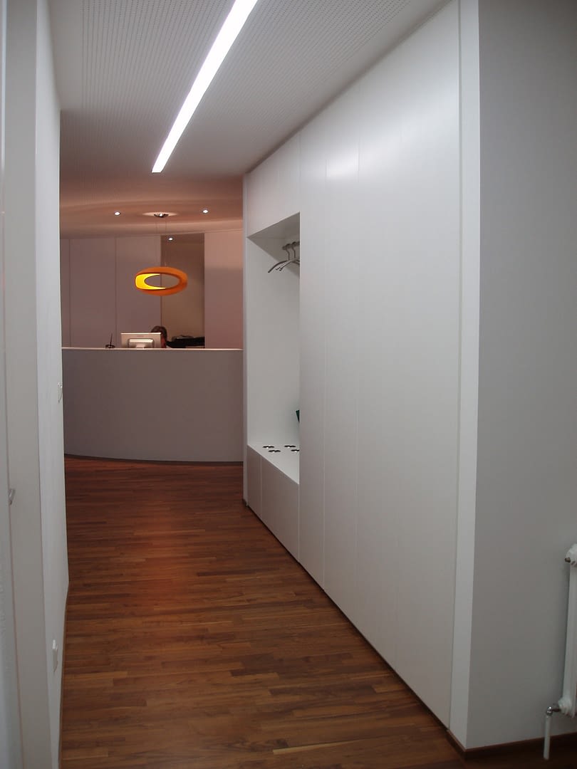 Garderobe mit Schrankverbau weiß matt lackiert