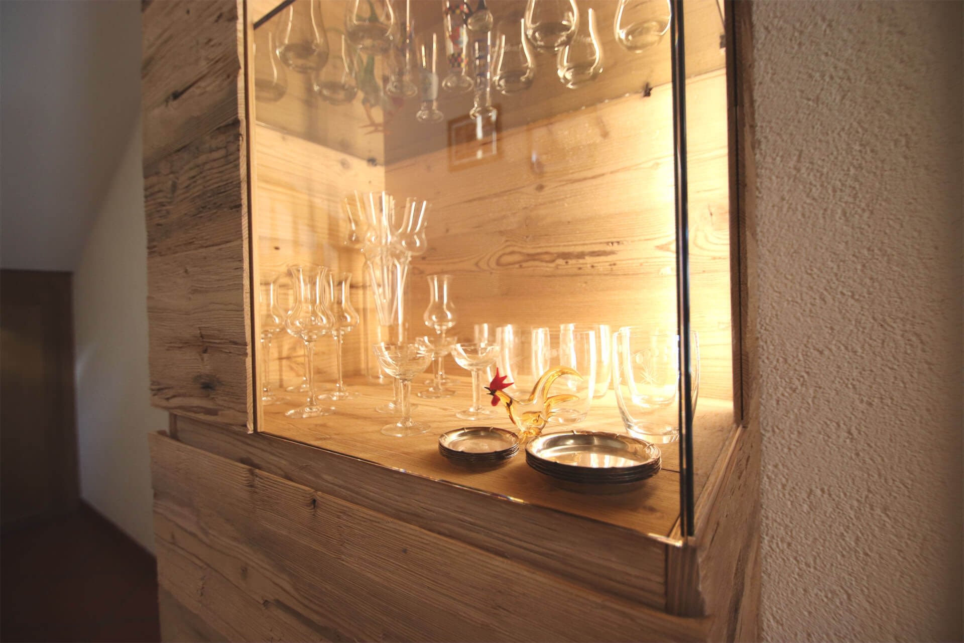 moebelbeleuchtung-altholz-vitrine